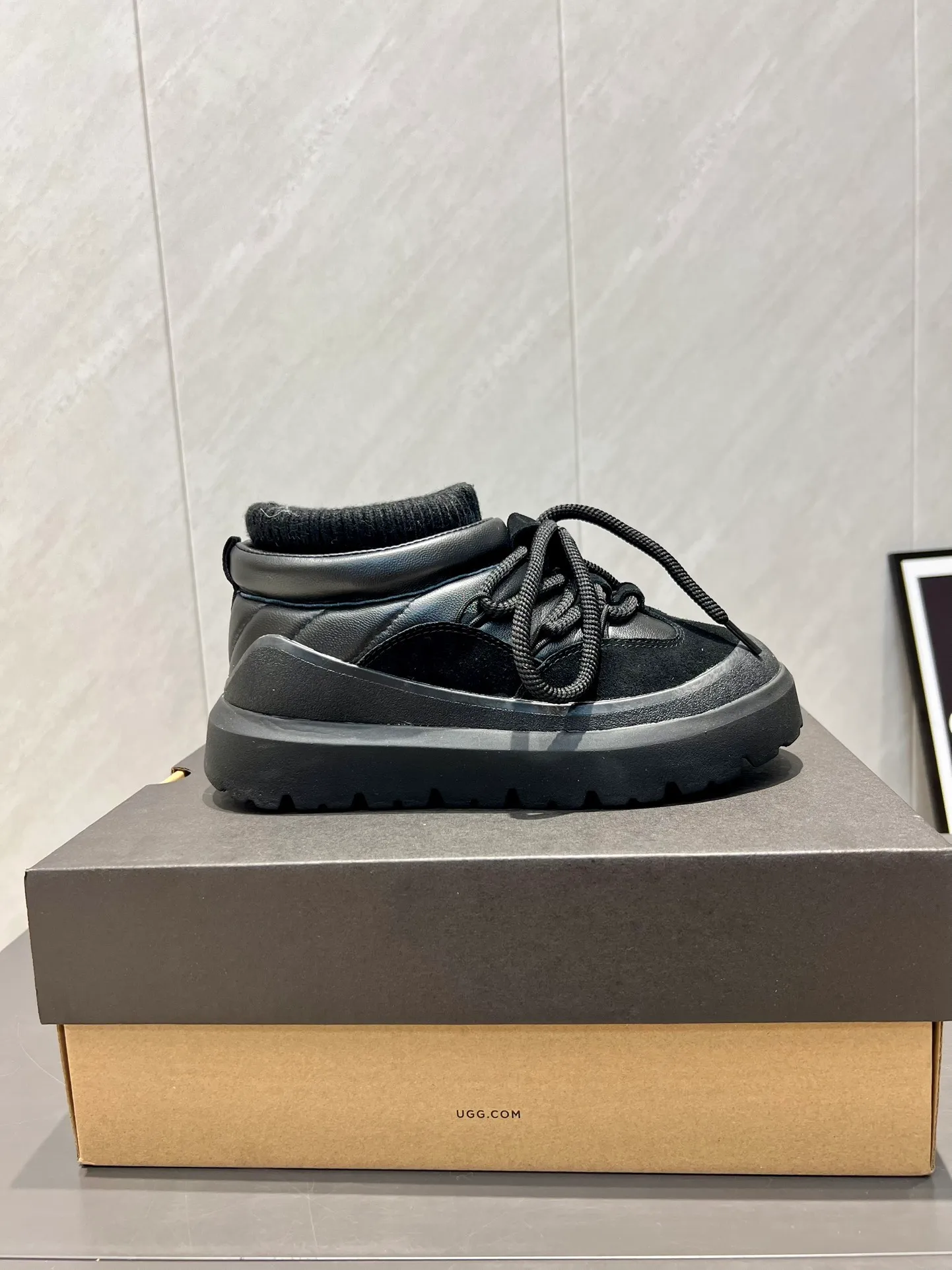 Factory: Couple P620💰 "Exclusive top version" UGG~25vs popular platform thick-soled casual shoes series... [Couple's thick-soled Maori casual shoes] A shoe that will not clash with shirts, simple partition design ➕ spotted outsole, silk curly upper, a must-have for autumn and winter, can be worn with any pants or skirt, very comfortable and good-looking... ❶Fabric: Original customized cow ➕ Sheepskin ❷Inner lining: original customized wool ❸Feet: original customized sheepskin ❹Outsole: original molded foam outsole ❺Number: 35-44 (Female 41. Male 45. Customized, non-returnable) ❻Packaging: Original full set of packaging ☀Color: Official website updated simultaneously